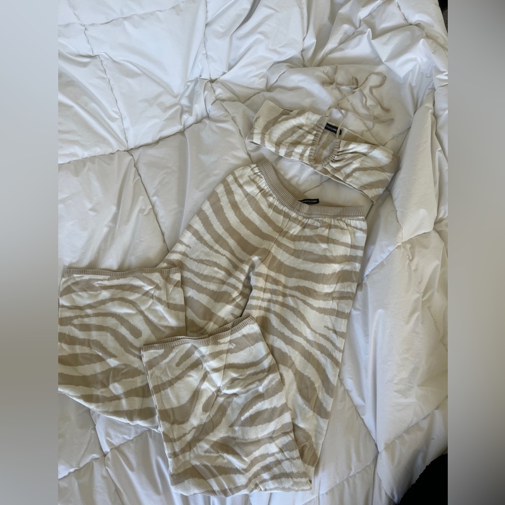 NWT Pretty Little Thing Knit Pants & Crop Top Set in Neutral Zebra Print. Size M